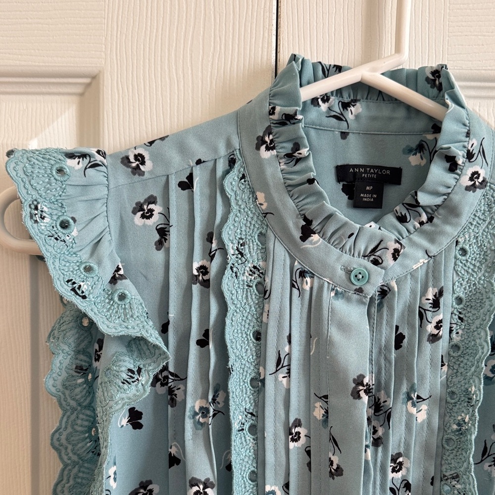 Ann Taylor Floral Lace Trim Sleeveless Blouse - Light Blue Petite Medium - Picture 2 of 4